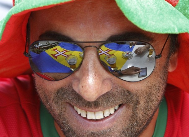 CĐV Bồ Đào Nha tạo ra bầu không khí lễ hội trước trận đấu ở Lviv, Ukraina.